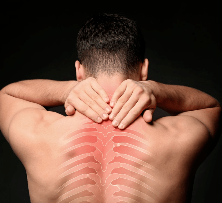 Мужчина обеспокоен остеохондрозом грудного отдела позвоночника